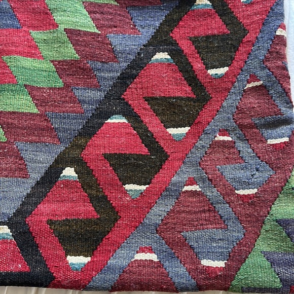 🇹🇷Kilim pillow from Turkey. 18” x 30” long. Red and green are the main colors - Picture 4 of 13